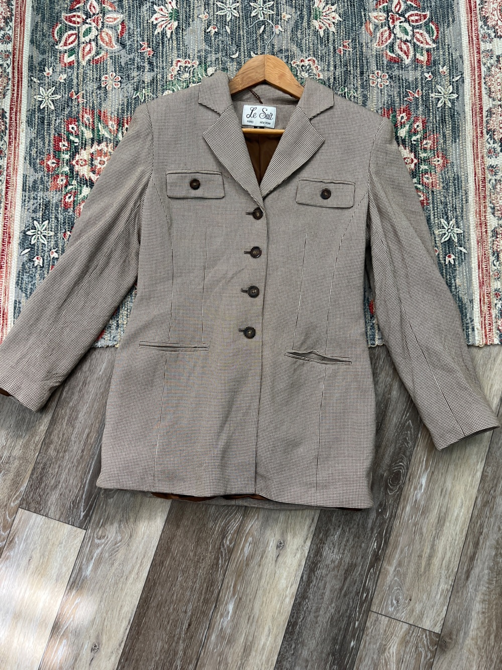 Vintage Le Suit women's blazer features a distinct brown and white houndstooth p